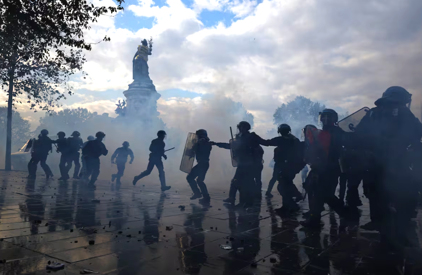 Francia busca frenar la ola de violencia con toques de queda mientras crece la presión sobre Macron